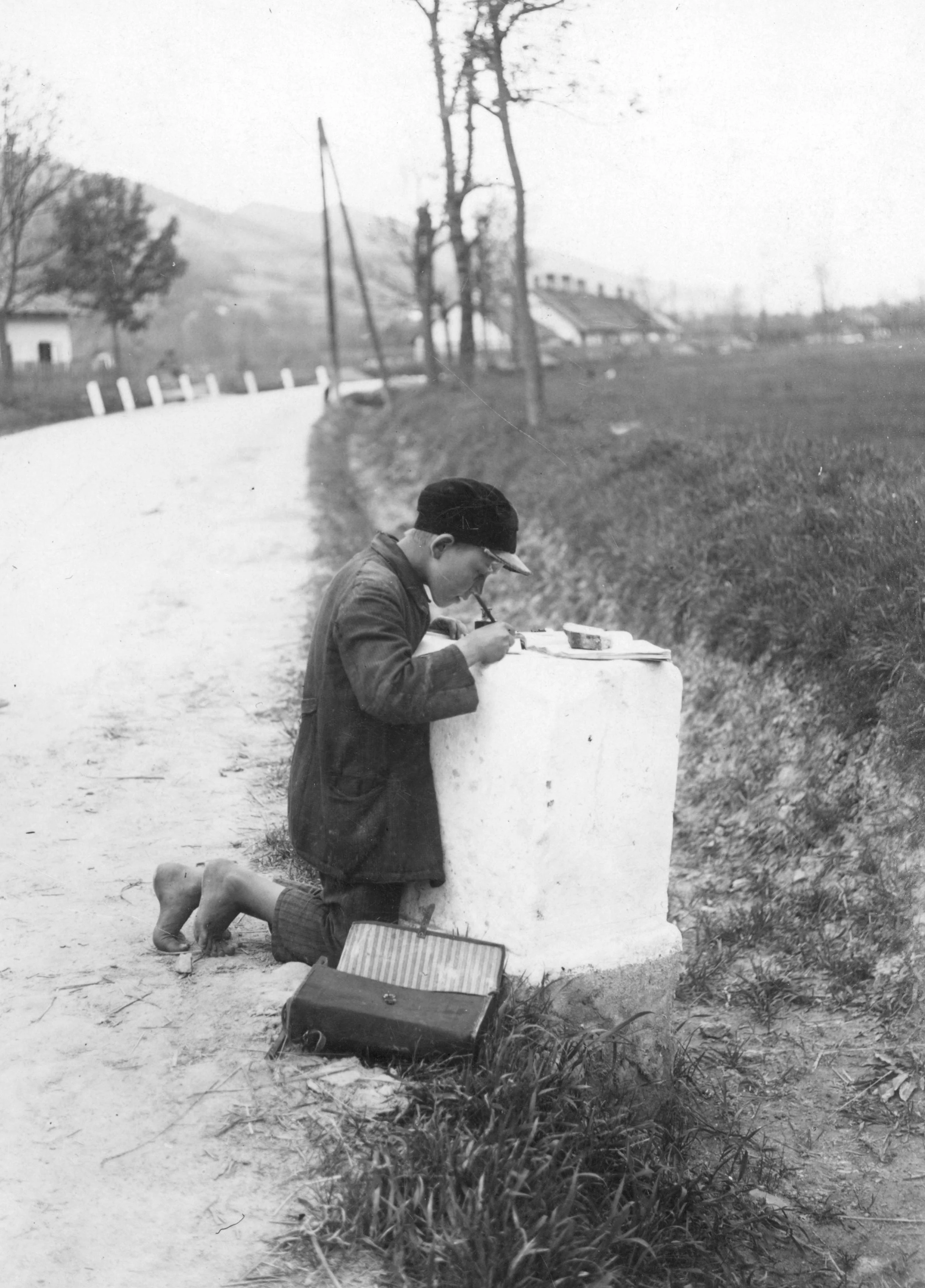 1931 Polonya'sında Bir Yol Kenarında Ödev Yapan Öğrenci Józef Drożdż