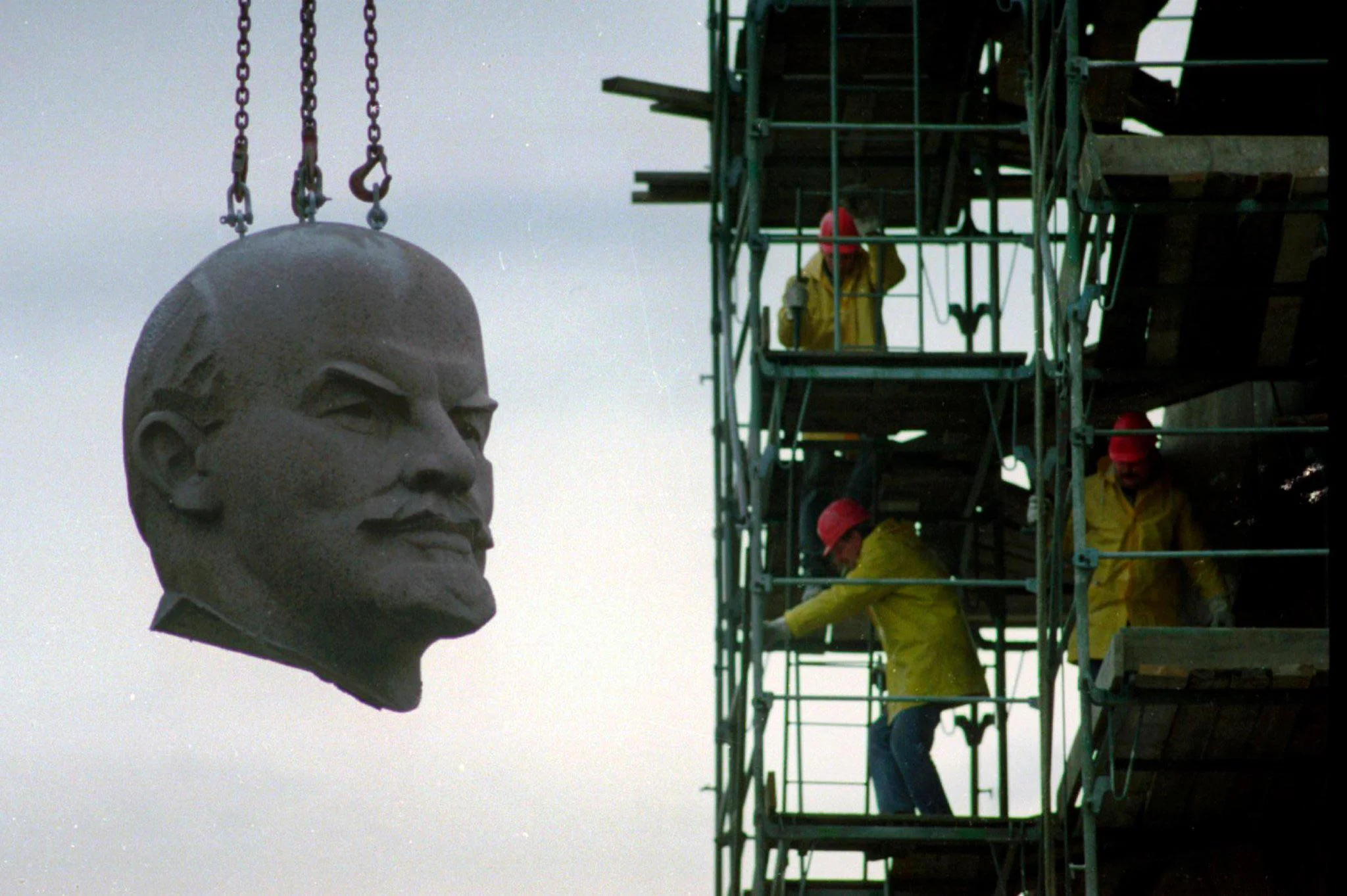 Dismantling the Lenin Monument in East Berlin, 1991